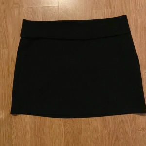 Kort kjol - Kort kjol från pull and bear i storlek m. Med dragkedja på sidan. Användt 1 gång. 