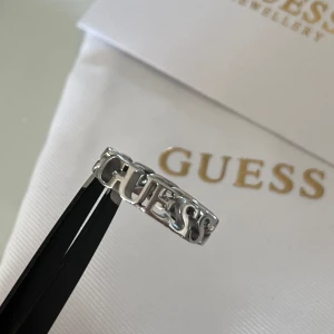 guess ring  - guess ring som används runt 2 ggr då den tyvärr är för stor, osäker på storlek men jag har vanligtvis 17 mm så den passar nån med lite större, nypris runt 350kr, säljer för 199kr  