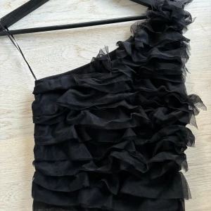 Top - Jättefin one shoulder top i svart tylle Använt en gång.
