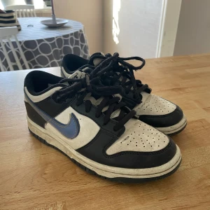 Nike sneakers 35,5 - Nike barn. Fint skick. Lite smutsiga bara 