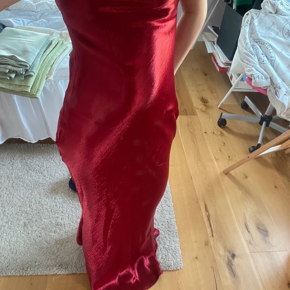 Röd satin balklänning