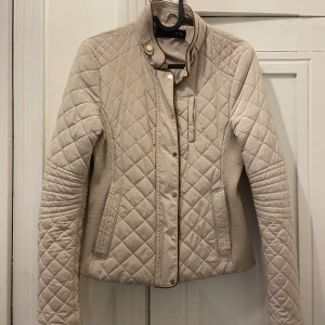 Vårjacka från Zara  - Snygg quiltad vårjacka från Zara stl. S med bruna detaljer 