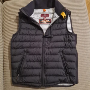 Parajumper väst - Hej! Säljer nu min parajumper väst i storlek 14 år. Västen är andvänd fåtal gånger och är i fint skick. Fick en galje med som jag har kvar. Tveka inte på att höra av er mvh Lias⭐️