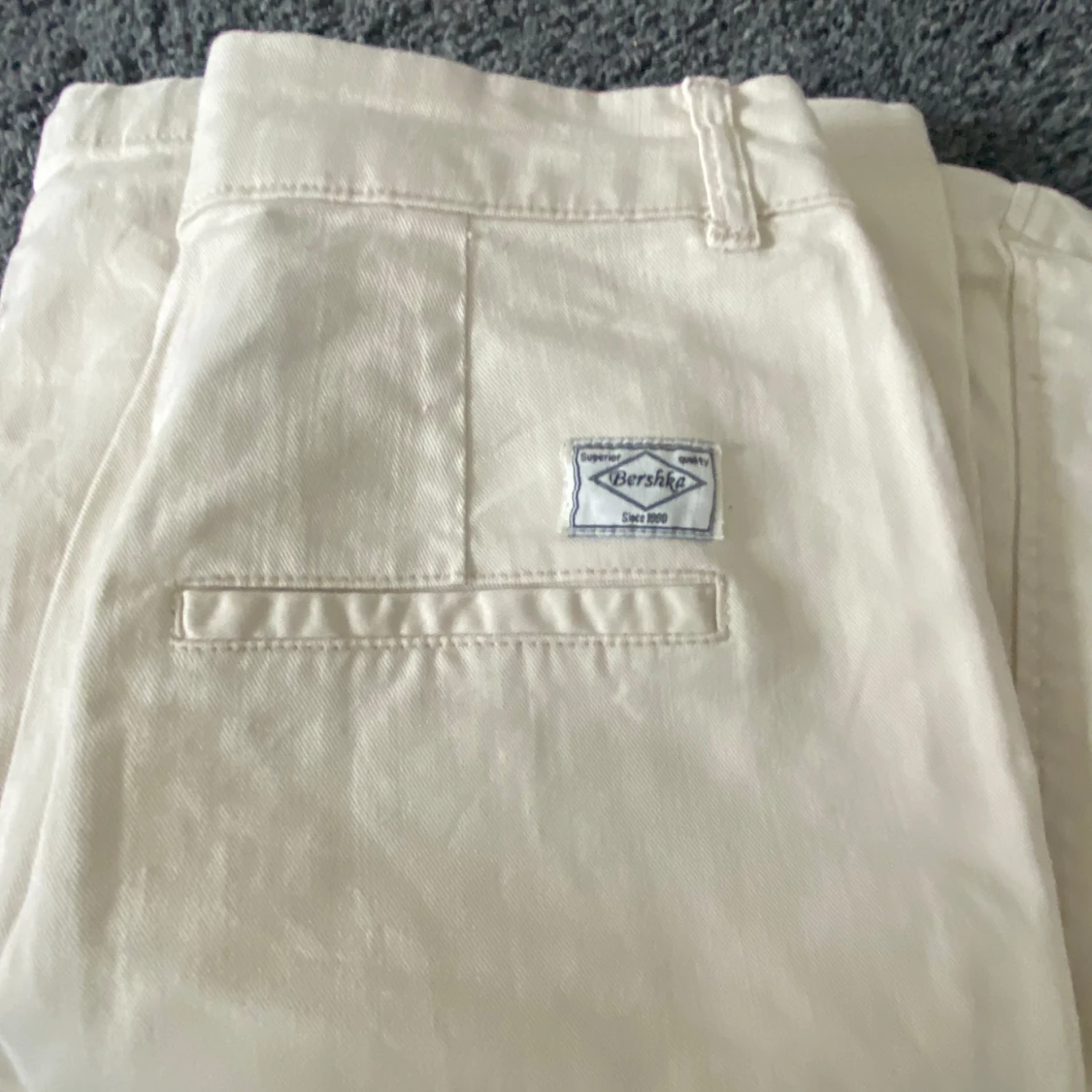 Beiga byxor från Bershka