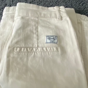 Beiga byxor från Bershka - Beiga tygbyxor från Bershka. Mid waist med vida ben. Använda ett fåtal gånger. Bra skick. 