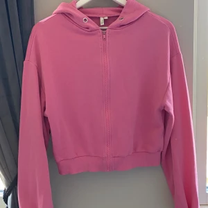 Rosa hoodie!  - Rosa hoodie från NLY Trend XS   Använt skick! Men inga skador eller anmärkningar  Finns en pytteliten fläck (se bild 4) Men den syns inte) Snöret saknas  Är skönt material  Förutom att snören saknas och pytteliten fläck så är den fin! 🌸