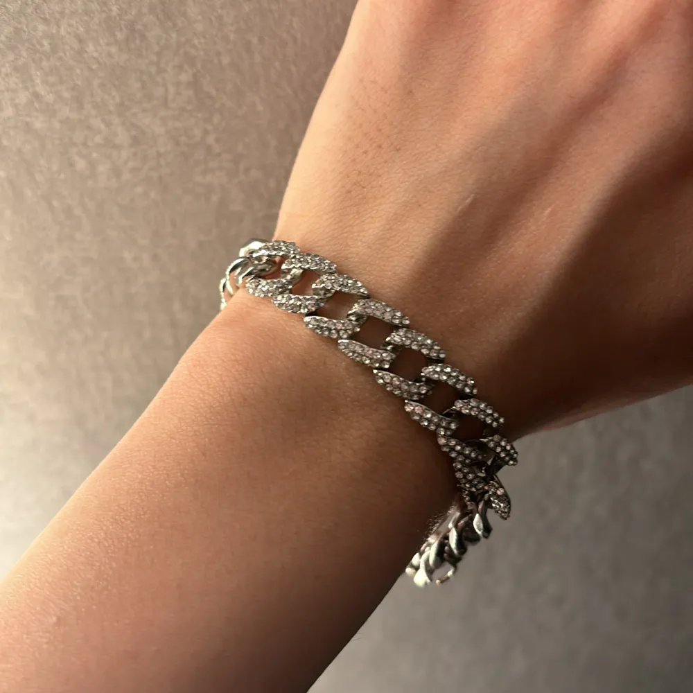 Silverfärgat armband från H&M, justerbart!. Accessoarer.