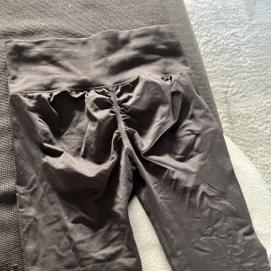 Mina favorittights - Träningstight som blivit för små. Så sjukt snygga. Använt 2 gånger för köpte för stor storlek när de andra gick sönder av utslitning