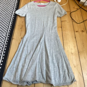 Klänning helt ny - Klänning med pärlor. Jätte bra skick. Använt engång. Skönt material. Över knähöjd 