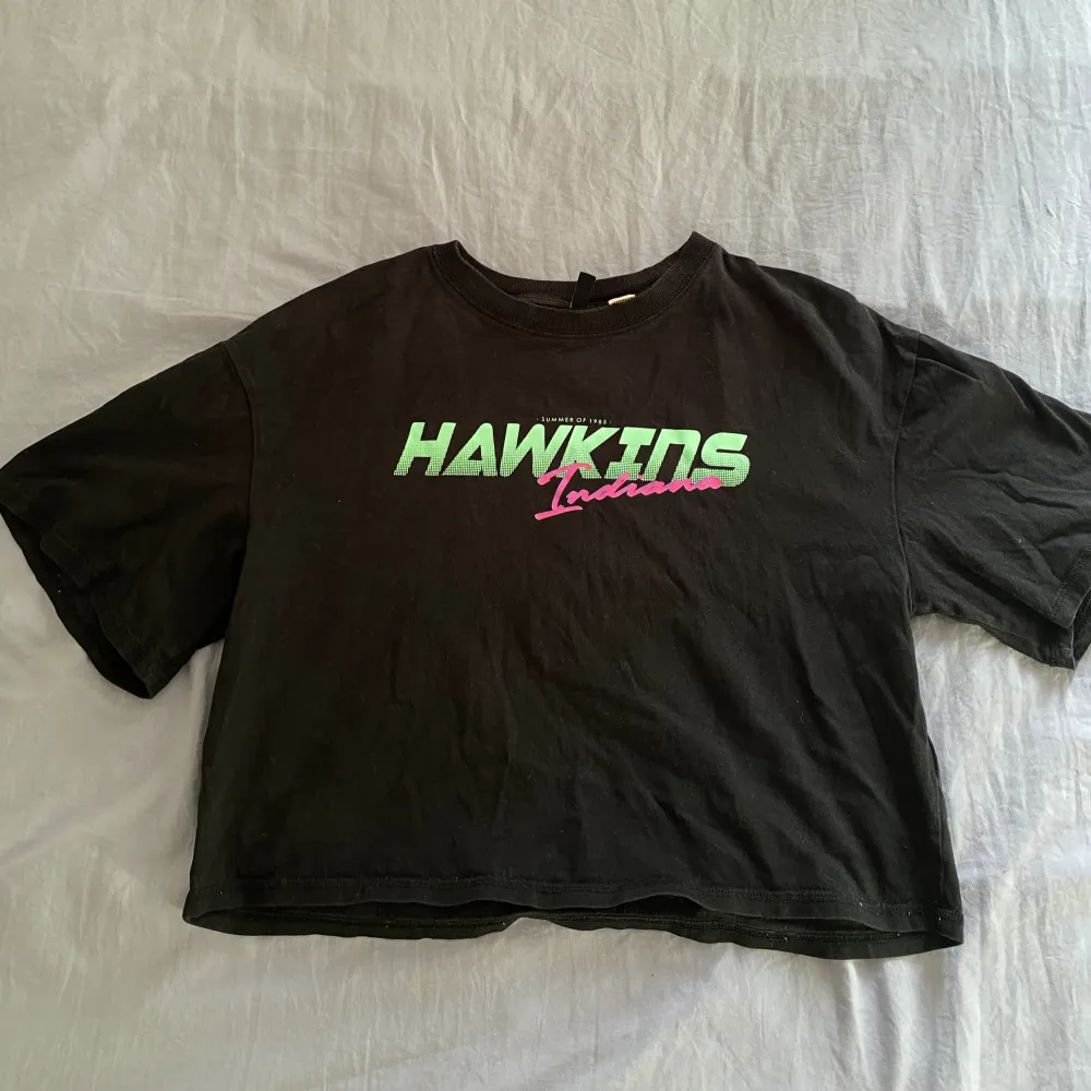 Stranger Things t-shirt från H&M  Har endast använt enstaka gånger . T-shirts.
