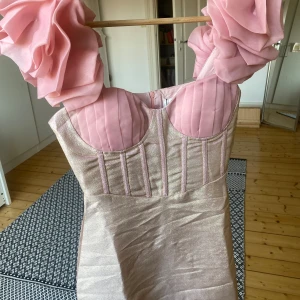 Helt ny fest klänning!  - Helt ny kort fest klänning. Med puffarmar och urringad. Den har glitter tyg och blingar i ljuset. Sexig och Cute. Passar bra till fester. 