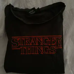 Stranger Things t-shirt med tryck på ryggen 