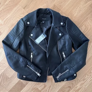 Läderimitation jacka - Helt ny 🌟nypris 549kr