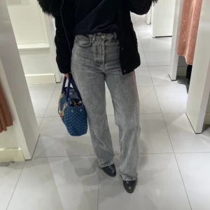 Jeans - Regular wide, high waist 26, length 32. Gott skick, men slitage längst ner på byxbenen. Säljer då jag använder mid waist byxor mer. Sitter väldigt fint på!