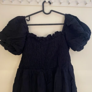 Midkklänning - Svart midklänning med puffärmar från New Look. Sparsamt använd! Superskön och stretchig vid bysten.