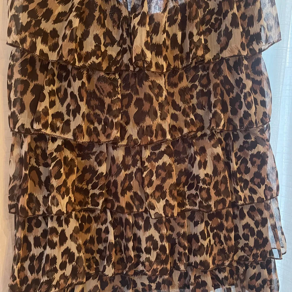 Såååå snygg volangklänning med leopardmönster men kommer tyvärr inte till användning🥲🥲. Klänningar.