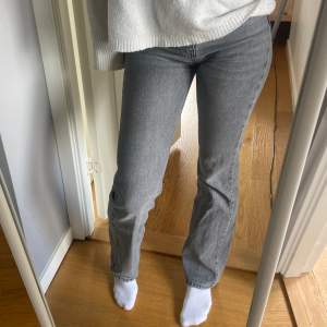 Gråa jeans från Gina Tricot i modellen ”Full length flare”💗 I bra skick o nypris 500kr🙌
