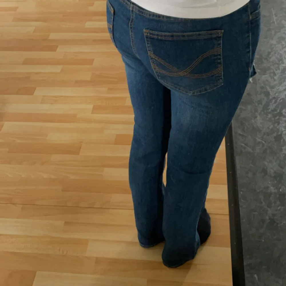 Mörkblå jeans bootcut med slitningar 💕. Jeans & Byxor.