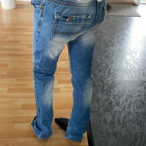 Lågmidjade blå jeans, gylfen är rätt så trög och dom är klippa med slits nertill💕
