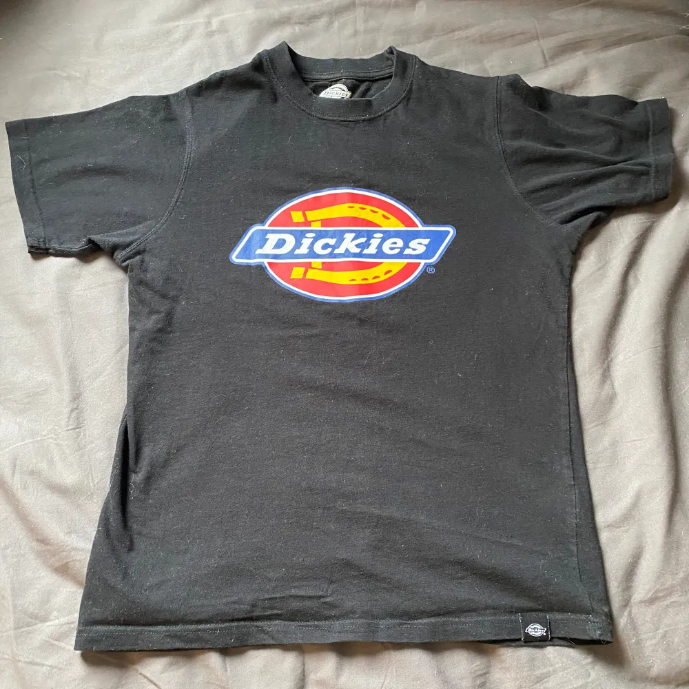 Dickies T shirt i ny skick, använd max 5 gånger. Köpt för 300kr men säljer för 150+ frakt. T-shirts.