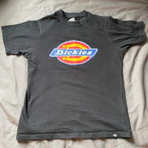Dickies T shirt i ny skick, använd max 5 gånger. Köpt för 300kr men säljer för 150+ frakt