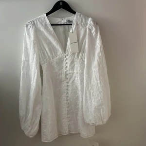 Adoore Klänning - Säljer denna oanvända Adoore klänning. Den är för liten och går inte att skicka tillbaka pga att jag var för sen. Perfekt för studenten! Inga fläckar och ej trasig! Orginalpris 1495 kr. 