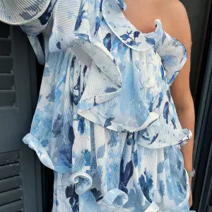 Ska nog sälja denna snygga klänningen från Lojsan Wallins kollektion med Nakd. Den finns inte ens kvar på hemsidan och går inte att få tag på längre. Min är helt oanvänd med lappen och allt kvar!❤️ Tryck gärna på köp nu!