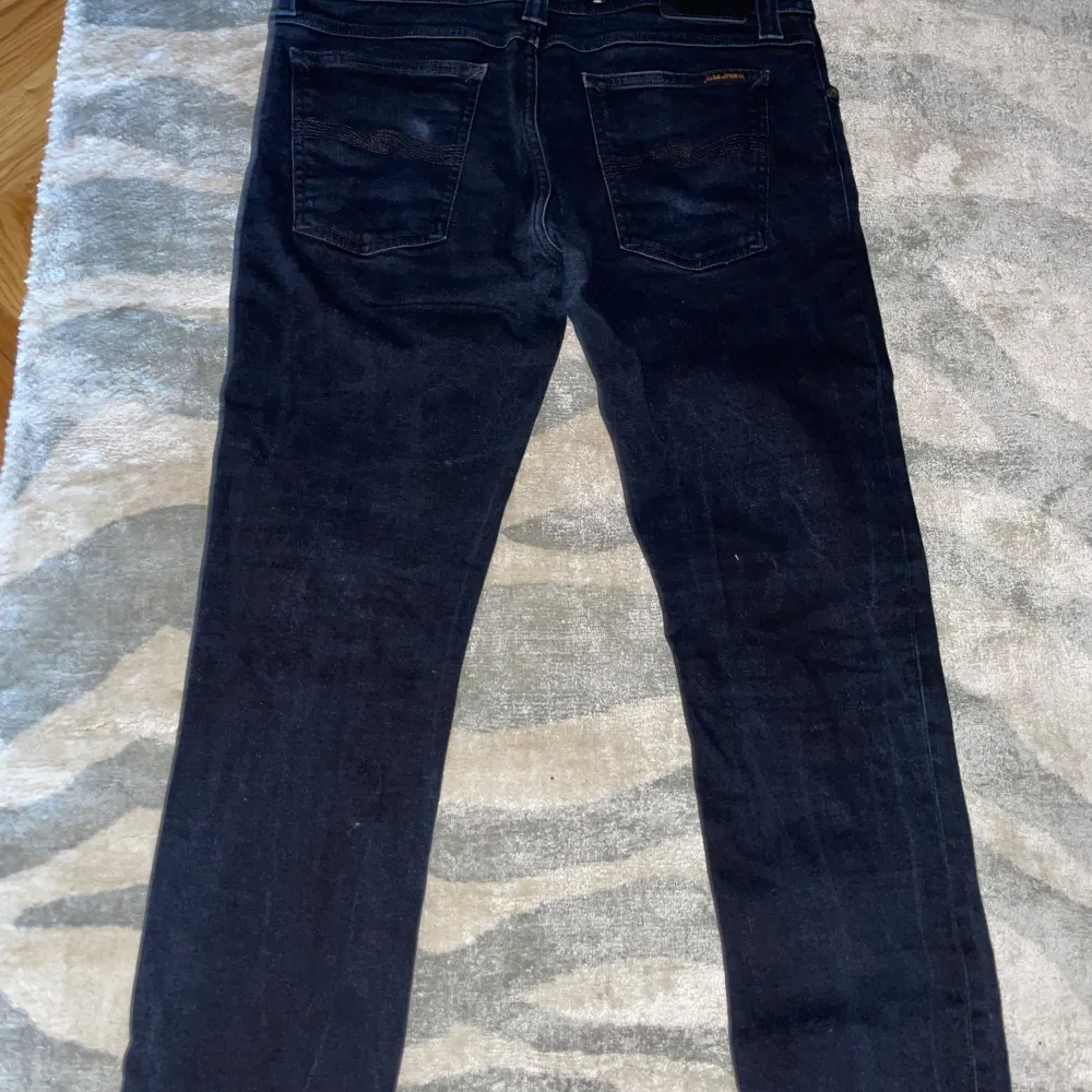 Säljer nu dessa snygga Nudie jeans i en skön mörkblå tvätt. Säljer eftersom att dom är för små. Storlek 32/32. Kom gärna med prisförslag eller skriv om ni har några frågor eller vill se mer bilder!☺️. Jeans & Byxor.