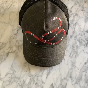 Gucci keps  - Säljer Gucci keps i gbg, skick är väldigt bra, bara två minimala skråmor på fram och baksida (svårt att se)