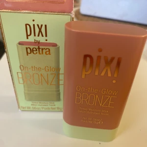 Pixis jättefina bronzer stick 💕 - Använt ca 1-2 gånger så mest som testat. Så är som ny. Och den är jättefin. Men säljer för kommer inte till användning längre, säljer för 130kr, köpte för 300kr