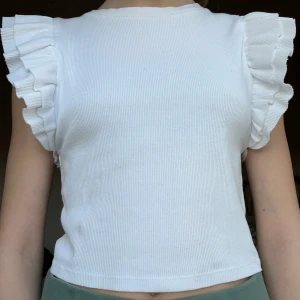 Vit zara tröja! - Fin vit topp i fint skick. Säljer då den börjar bli för liten. Storleken passar Xs men även lite mindre storlek.