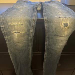 Säljer dessa skit feta nudie jeans, dom är lagade. Jävligt snygg med slitningar. Färgen är helt sjukt snyggt. Jag skulle vilja behålla dom själv, men dom passar tyvärr inte mig. 