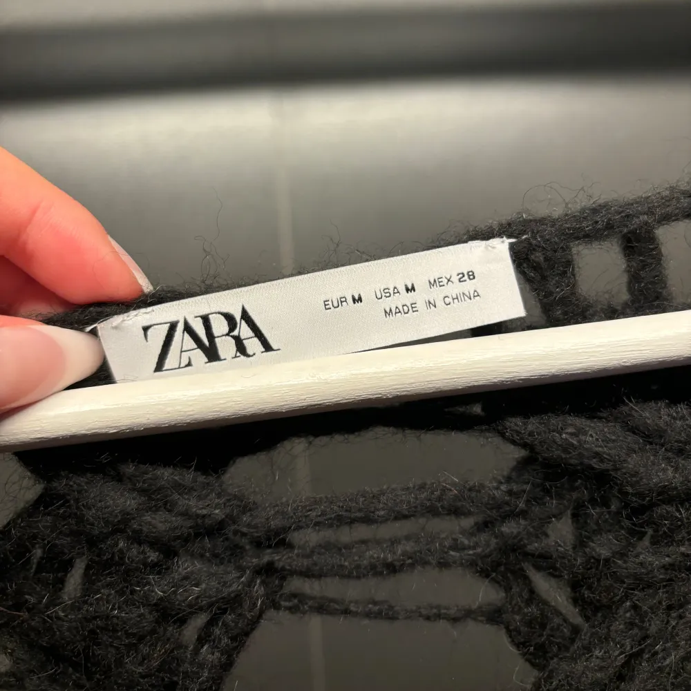 Snygg ihålig stickad tröja från Zara med storlek M💕. Stickat.