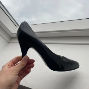 Vintage klackar  - Svarta läder pumps med spetsig topp Från vintage märket isadora dc  I läder  Bra kvalite och bra skick, få repor på klacken  Ord pris (runt 1000) 