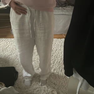 Linnebyxor Chelsea - Linnebyxor från chelsea som är sparsamt använda, inga defekter och super fina och sköna. Passar super bra på mig som är 1,69 och brukar ha 36 i byxor. Köpta för 1-2 år sedan❤️