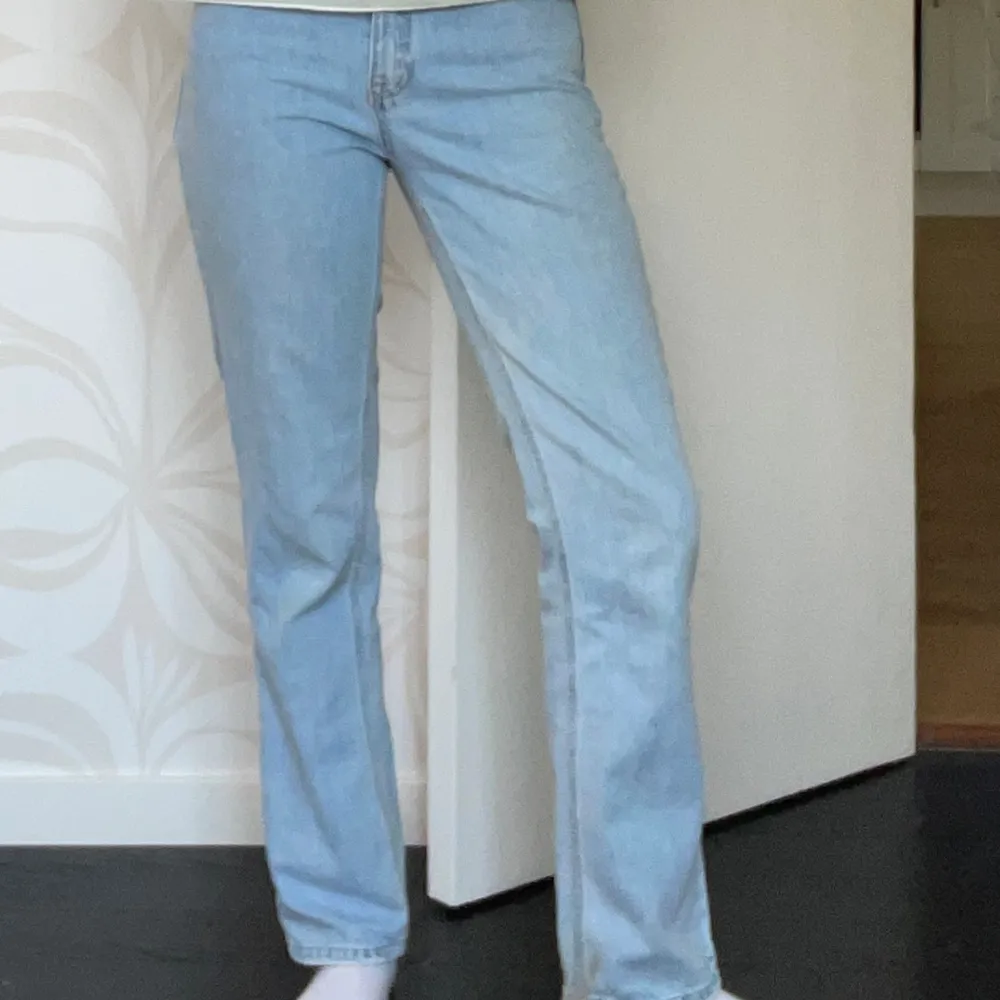 Säljer ett par ljusblåa jeans från Stradivarius. Säljer dem då de är för små.  Innebenslängden: 79 cm Hela byxans längd: 106 cm. Jeans & Byxor.