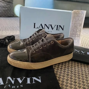 Lanvin grå 41/42 uk 7 - ett par fräscha Lanvin skor i grå. Skicket är 7/10 och storleken är uk 7= 41/42. De är köpta på NK för 4300kr, kvitto finns. Allt org medgår.
