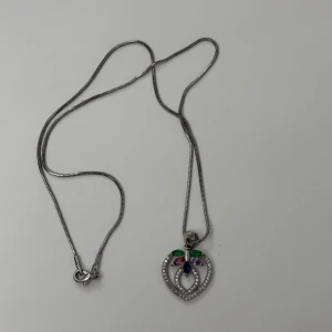 Halsband  - Jättefint silvrigt halsband som är aldrig använd! Fin form och fina färger!! Ganska lång men justerbar!!