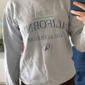 Sweatshirt  - Ljuslila sweatshirt med tryck från boohoo i väldigt skönt material. Har använts men är i bra skick. 