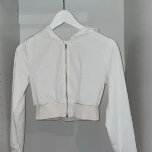 Vit kort kofta  - Har aldrig använt,Storlek 10-11 år,Normal i storleken.Säljer för 50kr ! Priset kan diskuteras  