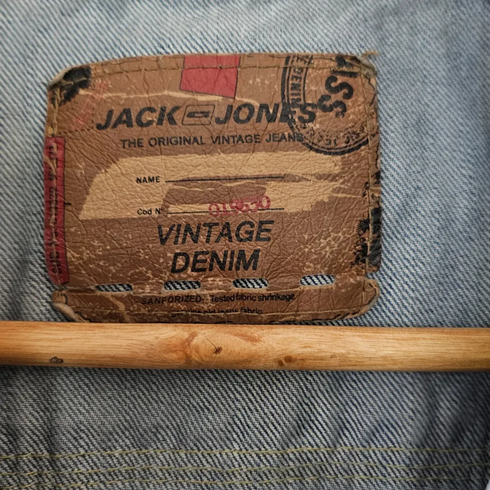 En äkta 90-tals jeansjacka från Jack & Jones från slutet av 90-talet. . Jackor.