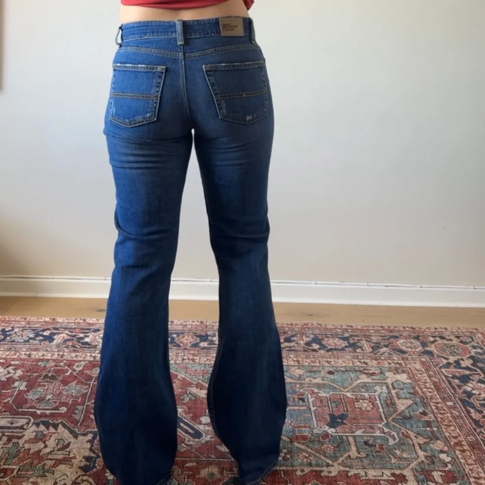 Så snygga vintage Hilfiger jeans. Midjemåttet är ca 76cm och innerbenslängden är ca 84cm. . Jeans & Byxor.