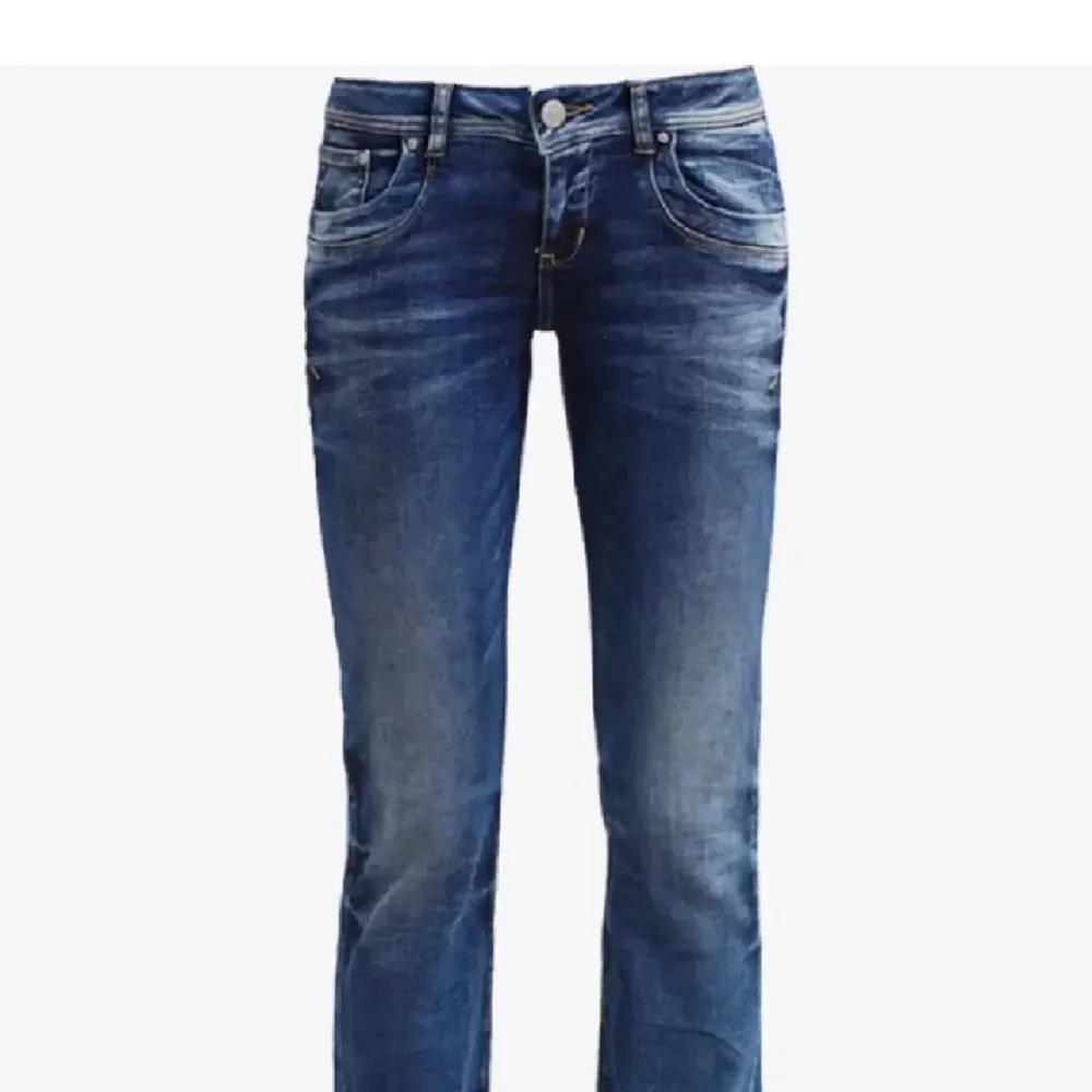  Vill sälja dessa jeans då dom är för stora för mig men kan även tänka mig byta storlek med någon ifall ni har 26/30/32 SKRIVVV!! . Jeans & Byxor.
