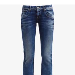  Vill sälja dessa jeans då dom är för stora för mig men kan även tänka mig byta storlek med någon ifall ni har 26/30/32 SKRIVVV!! 