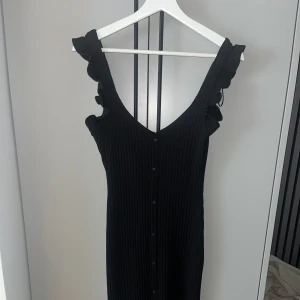 Klänning zara - Klänning med fina volanger från zara, slit nedtill på framsidan och klänningen är strechtig. Inte kort och inte för lång. Använd en gång, fint skick.  