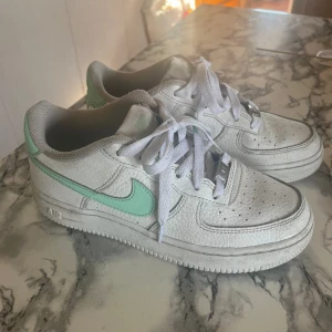 Nike air force 1 - Jätte fina Nike air force 1 som inte kommit till användning. Är i super fint skick. Storlek 36