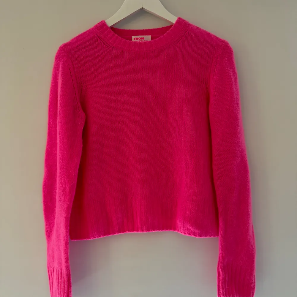 Rosa tröja i 100% kashmir från From future. Använd enstaka gång. Så snygg men kommer inte till användning. Sista bilden är för att visa modellen på. Stickat.