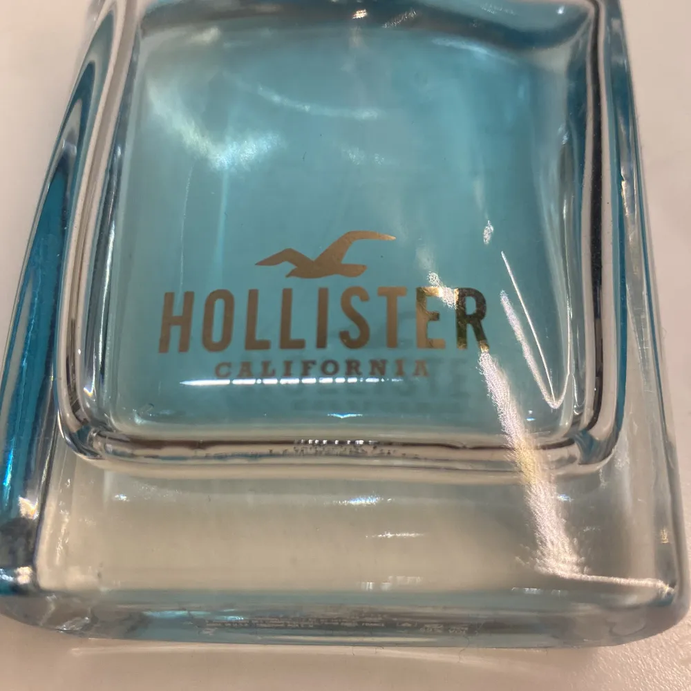 Hollister wave fragrance 50mL. Använt ungefär halva. . Accessoarer.