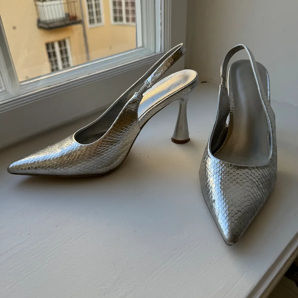 Kitten heels i silver i storlek 37. . Skor.