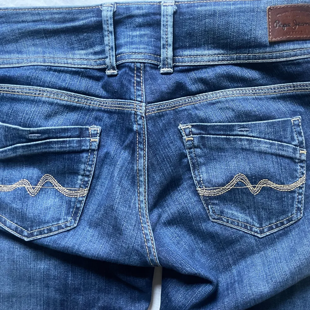 Otroligt snygga lågmidjade jeans med som tyvärr är för små för mig just nu så därav säljer jag dom.. Jeans & Byxor.